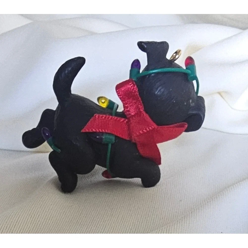 VTG 1998 Hallmark Keepsake Black Puppy Dog with Christmas Lights Ornament